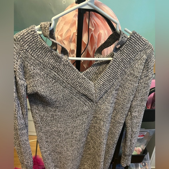 A sexy sweater - Picture 1 of 3